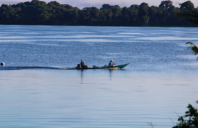 Passeio de barco pelos rios da Amazônia